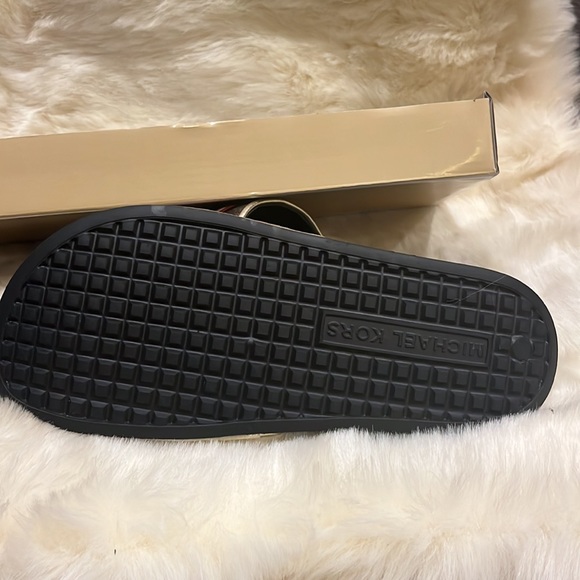 New Michael Kors Gilmore slide - Picture 6 of 8
